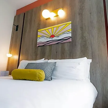 Le Seize, Centre Hotel
